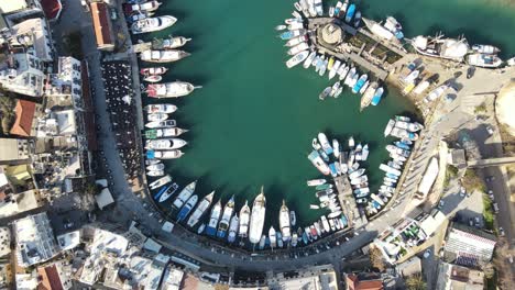 Barcos-Amarrados-En-El-Puerto-Deportivo