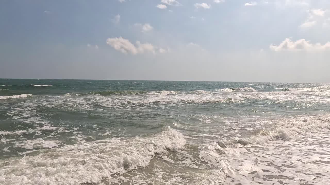 바다의 끊임없는 파도가 해변으로 굴러오고 있습니다.