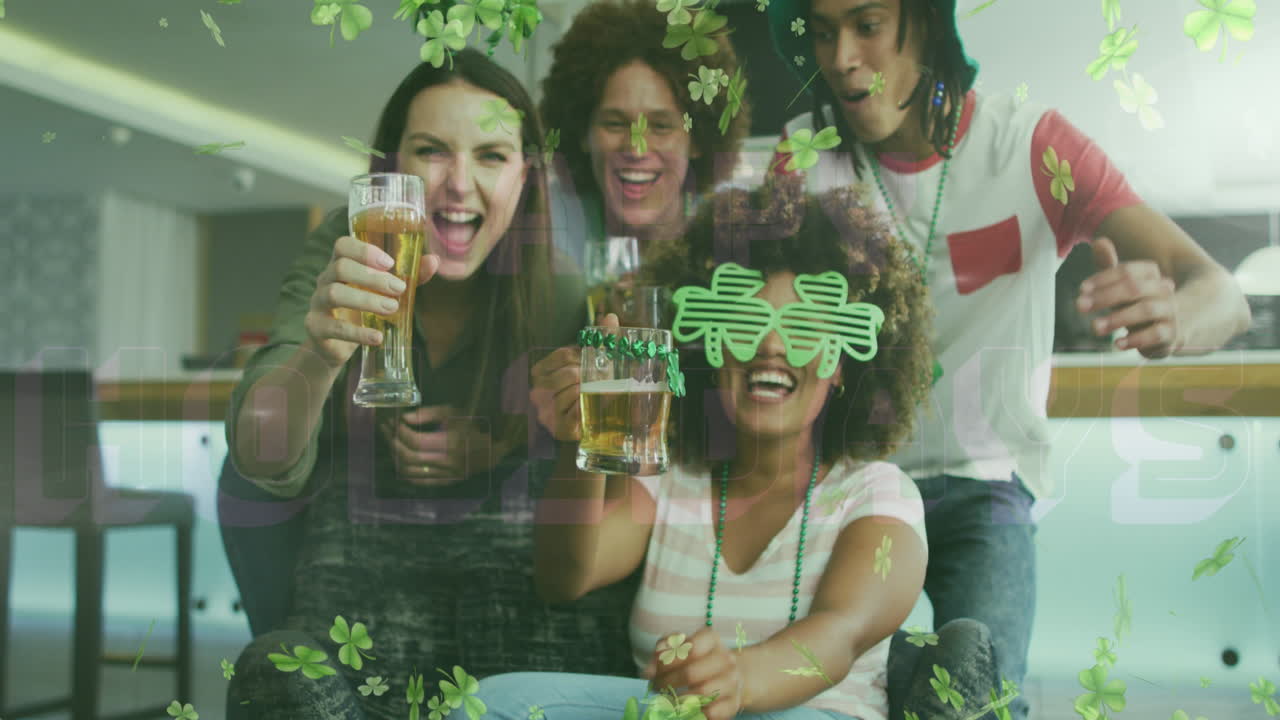 animación de tréboles sobre felices amigos diversos que usan artículos en forma de trébol y beben cerveza
