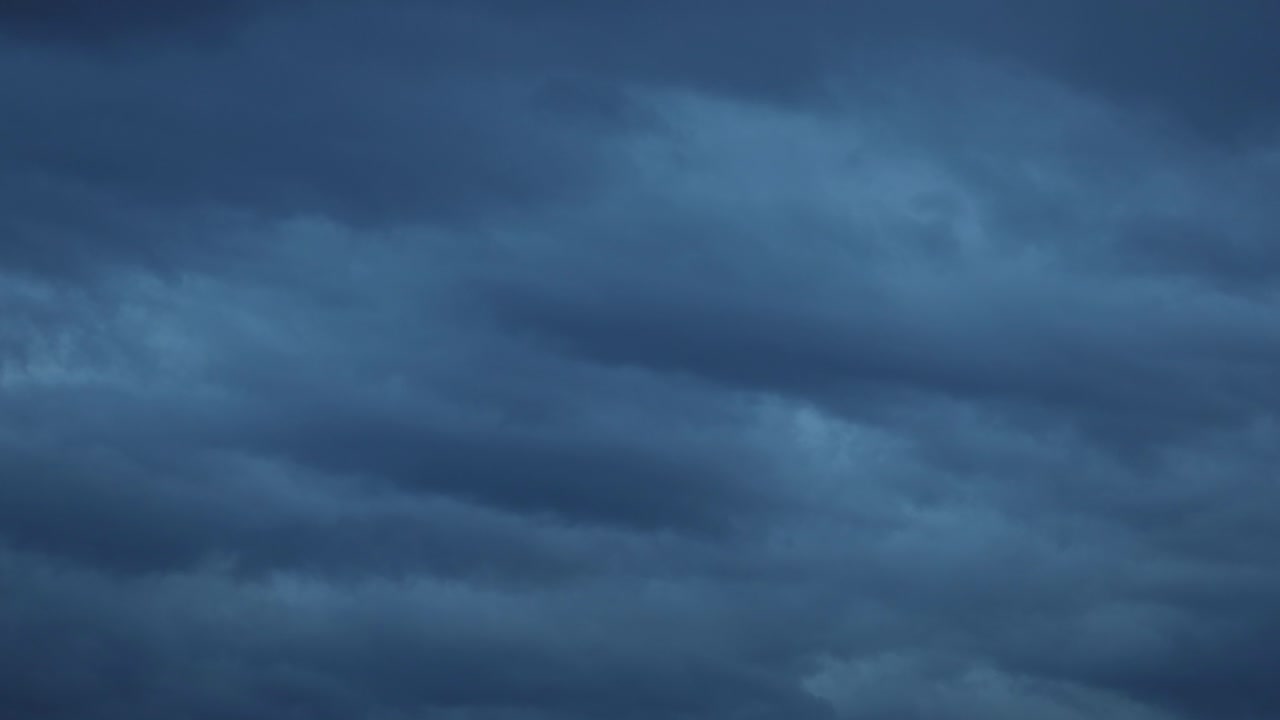 어두운 파란 구름이 겨울 하늘을 고, 저녁에