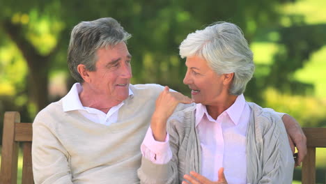 una pareja madura hablando afuera