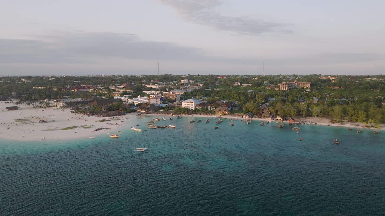 vista aérea de barcos de pescadores de madera y playa de arena en la aldea de kendwa, zanzíbar, tanzania, tomada a 50 fps