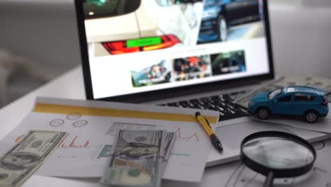 el personal de servicio utiliza el portátil, comprueba las piezas de repuesto en stock en línea en el sistema de servicio para el trabajo de mantenimiento en la oficina del centro de servicio y comprueba el punto de error en el documento de garantía de calidad del automóvil