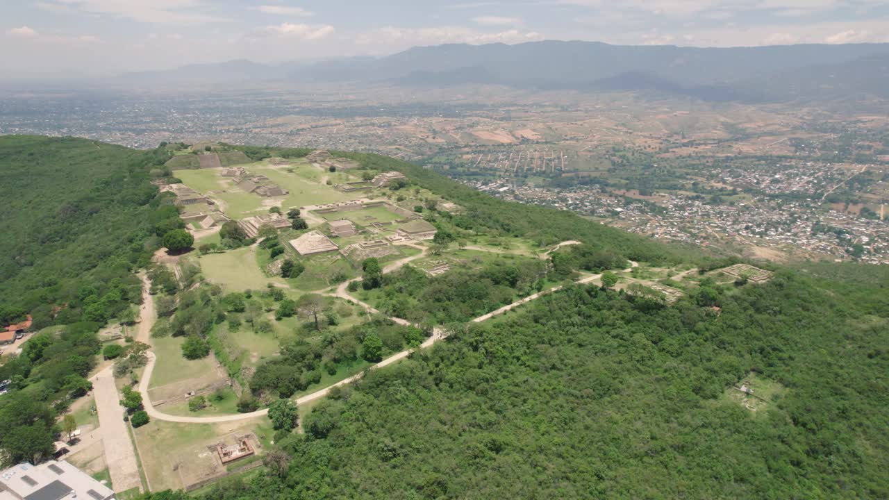 vista aérea del horizonte de la ciudad de málaga en españa escondida detrás de una colina verde con edificios históricos de antiguas ruinas romanas