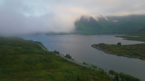 Naturaleza-Atmosférica-Del-Archipiélago-De-Lofoten-Durante-El-Verano-Brumoso-En-Noruega