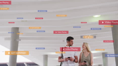 animación de iconos de las redes sociales flotando sobre una feliz pareja caucásica caminando y usando teléfonos inteligentes