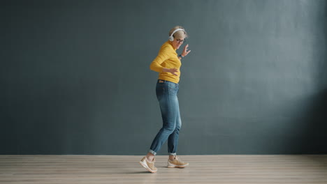 una mujer mayor feliz bailando.