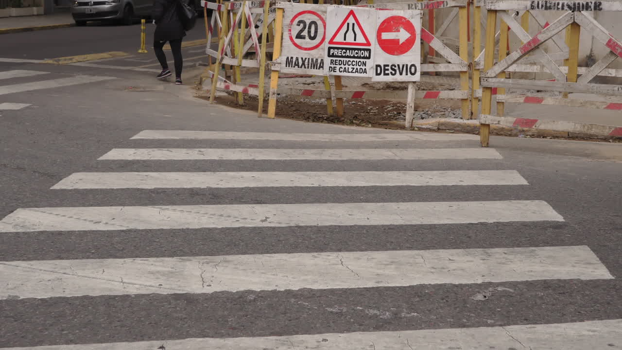 Road Construction and Warning Signs in Spanish