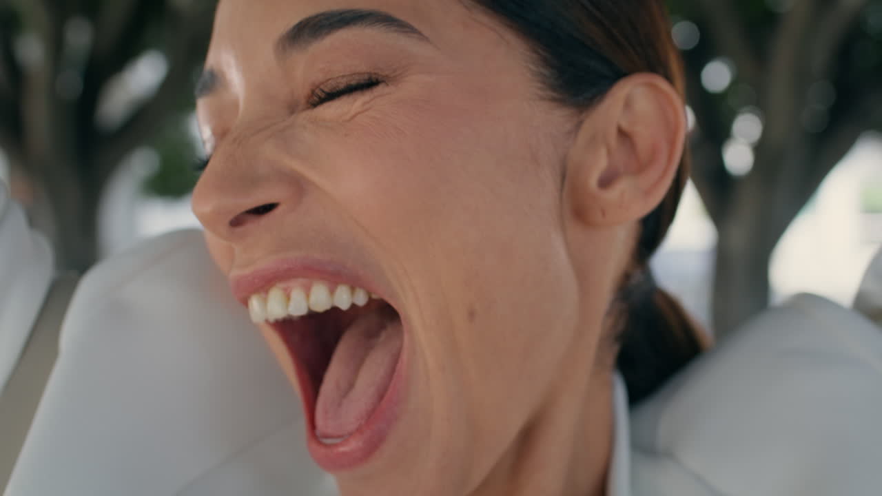 mujer emocional de primer plano riendo regocijándose del éxito al aire libre. niña sintiendo alegría