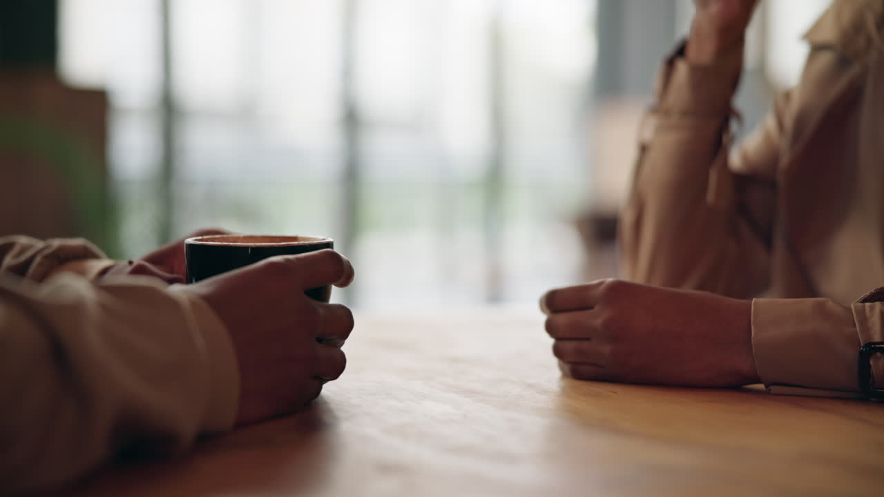 테이블에 손, 커피와 카페에서 데이트