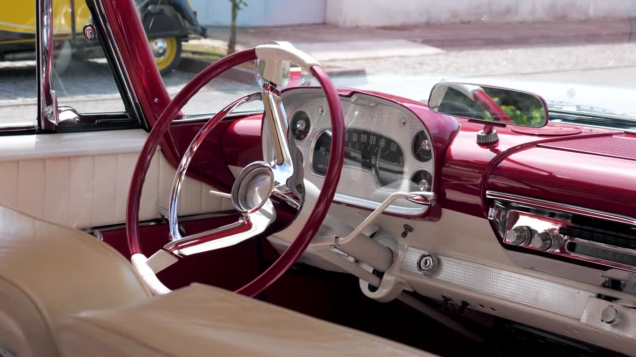 старый классический автомобиль inteiror, классический автомобиль inteiror, интерьер автомобиля, американская мускулистая классика, классический автомобиль, красочный интерьер автомобиля