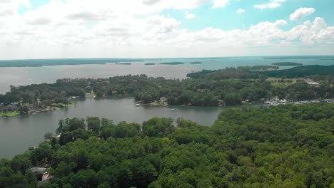 A-boat-traveling-on-the-lake-in-Columbia,-South-Carolina