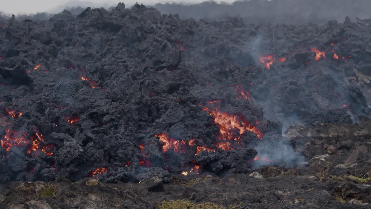 Nærbillede af smeltet lava, der langsomt strømmer fra Grindavik vulkanen i Sundhnúkur krateret, Island