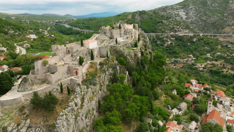 vista aérea giratoria de la parte frontal de la fortaleza de klis en split, croacia