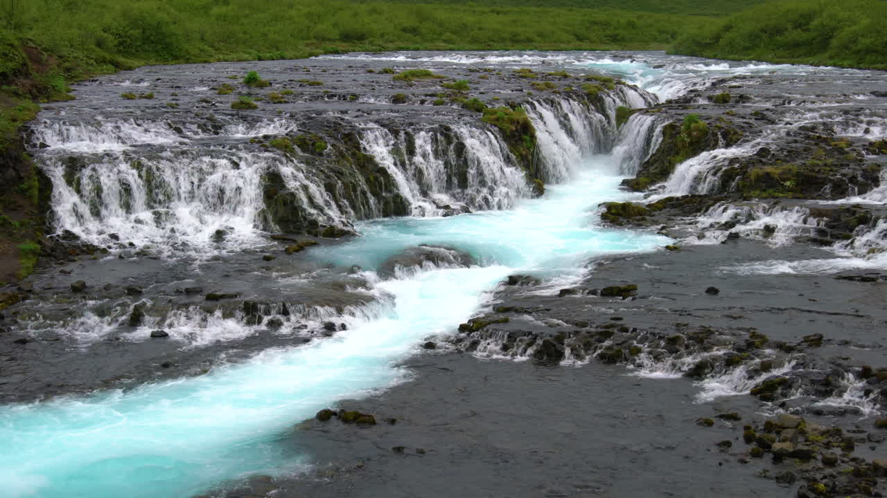 la cascada de bruarfoss está ubicada en brekkuskogur, islandia.