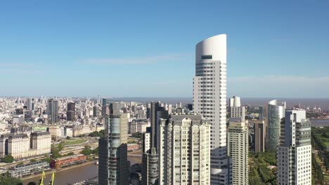 vista panorámica aérea del rascacielos más alto de puerto madero, buenos aires