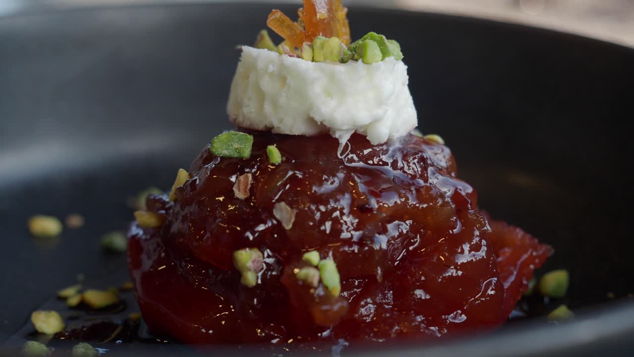 크림, 과일, 견과류 와 함께 맛있는 디저트 의 클로즈업