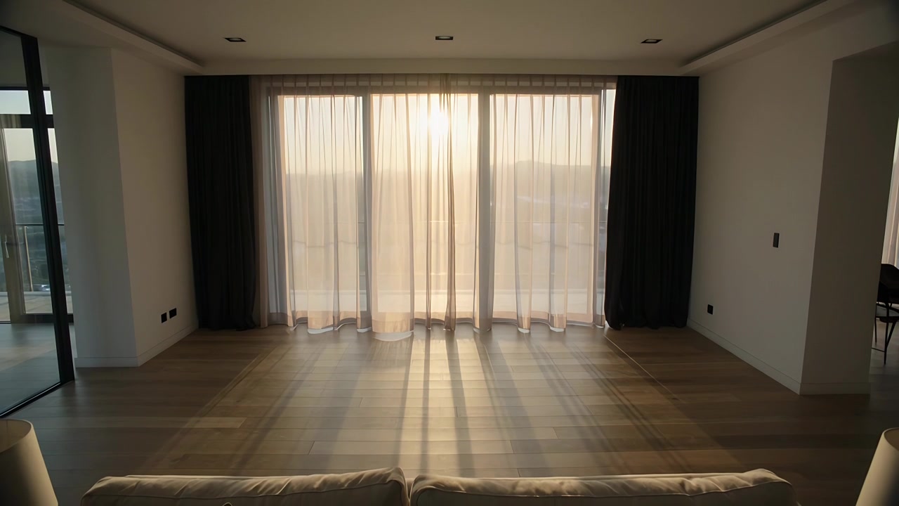 Sol se pondo, vista recuando revelando cortinas transparentes e portas de correr, luz mudando no chão