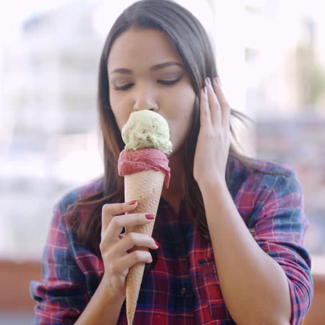 niña comiendo un delicioso helado