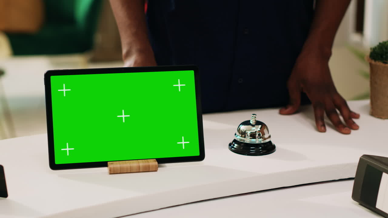 그린스크린 디스플레이에 대해 물어보는 관광객
