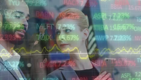 animación del procesamiento de datos sobre diversas personas de negocios hablando