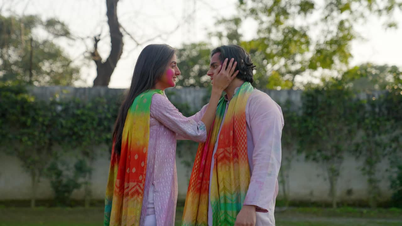 una pareja india se pone romántica en un festival de holi