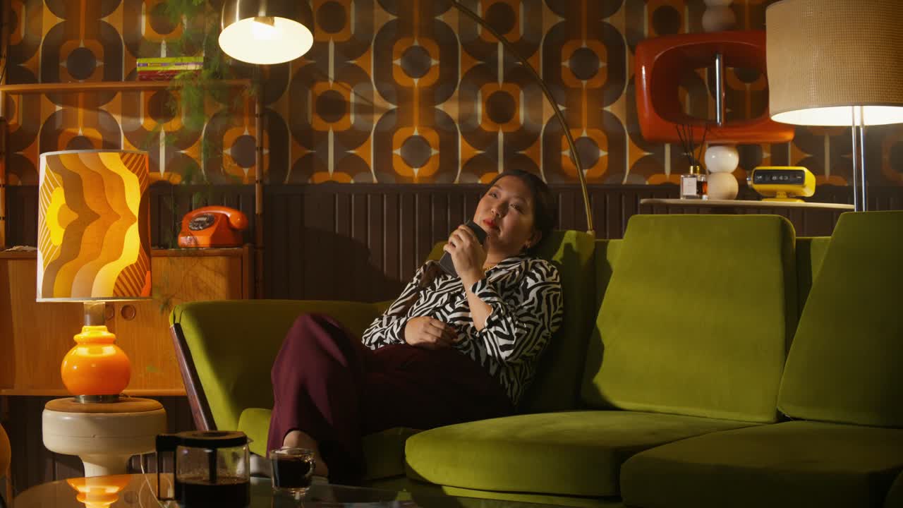 레트로 소파에서 노래하는 여자