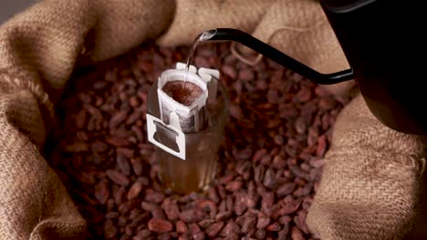 preparación de café con cápsulas de café y granos de cacao