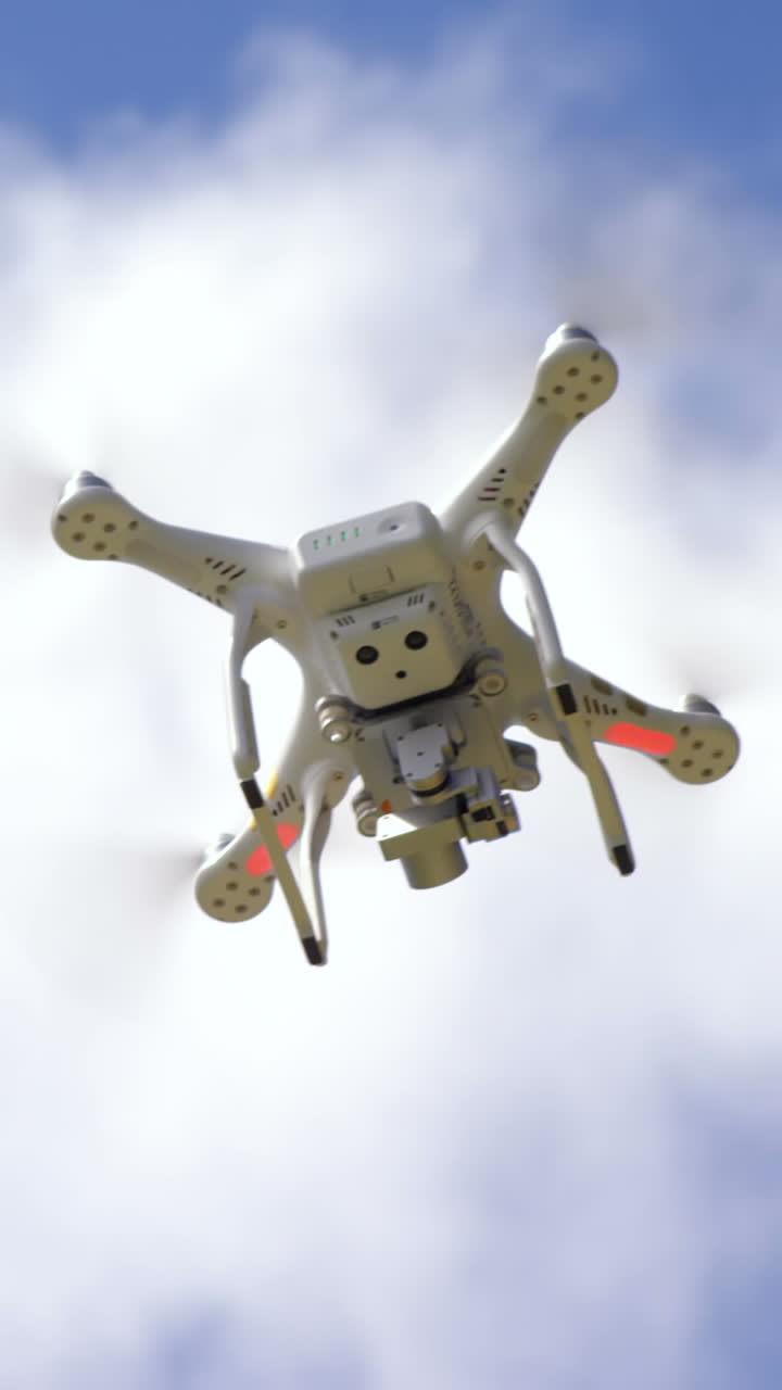 un dron volando en el cielo