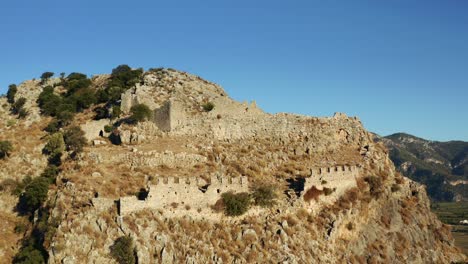 Vista-Aérea-De-Las-Antiguas-Murallas-De-La-Fortaleza-En-La-Parte-Superior-De-La-Antigua-Ciudad-De-Kaunos