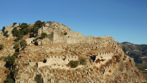 vista aérea de las antiguas murallas de la fortaleza en la parte superior de la antigua ciudad de kaunos