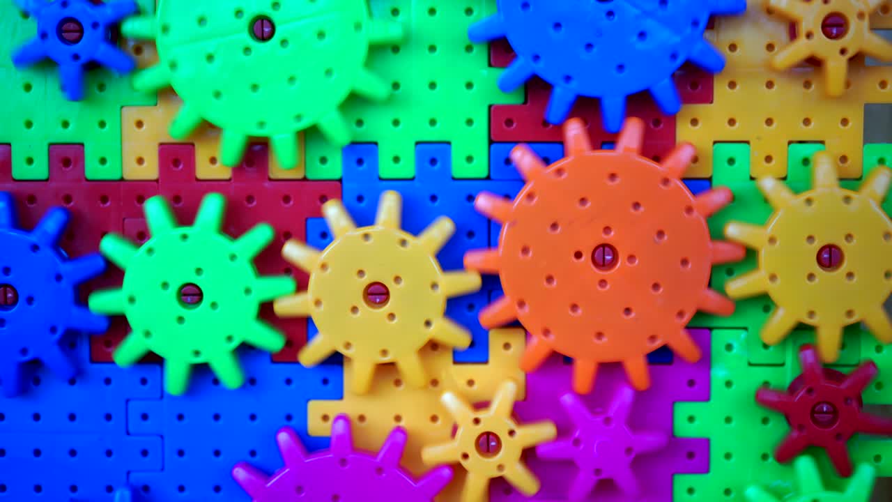 rueda dentada de juguete de plástico trabajando para un objetivo común, conceptual