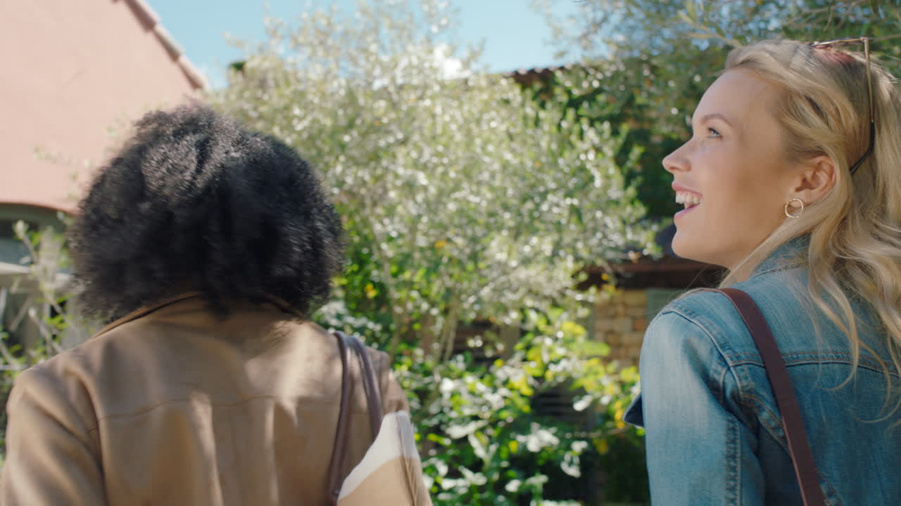 dos amigas que llegan a la villa del hotel con bolsas de carrito disfrutando de las vacaciones de verano mirando una hermosa casa de campo emocionada por las vacaciones 4k