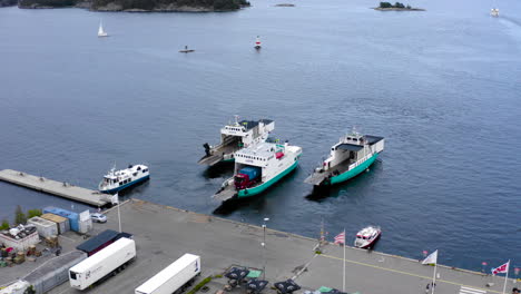 Luftbild-Drei-Frachtsendung-Versandschiffe-Boote-Verlassen-Stadt-Hafen-Transport-Hergestellte-Waren-Globale-Schifffahrt-Meer-Halbinsel-Insel-Maritimes-Schwesterschiff-öltanker-Mission-Start-Reise