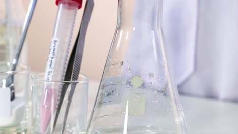 demostración de la reacción química mediante el indicador azul de bromotimol
