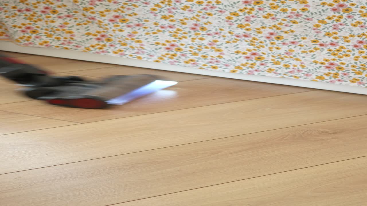 aspirar un piso de madera