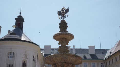 la fuente del castillo en hradčany en un día soleado en praga, república checa