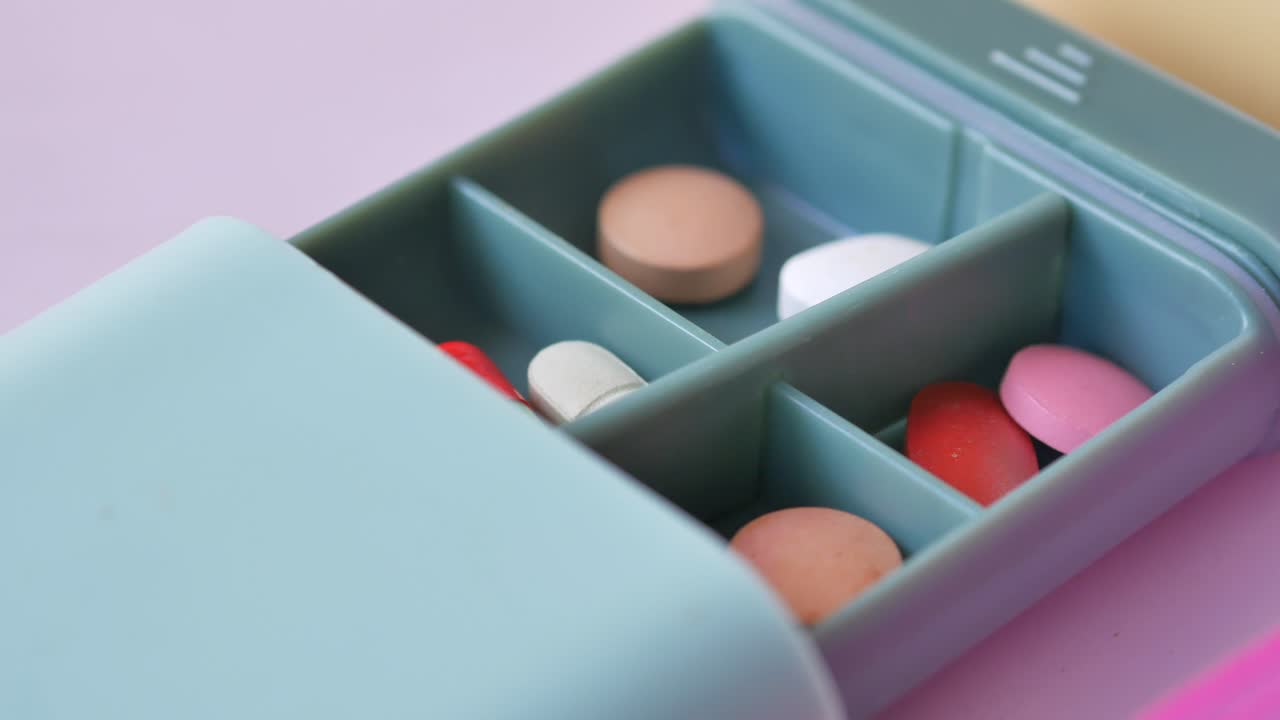 다양한 색상의 알약 조직기