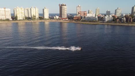 Una-Moto-Acuática-Salpica-El-Océano-En-Punta-Del-Este-Uruguay