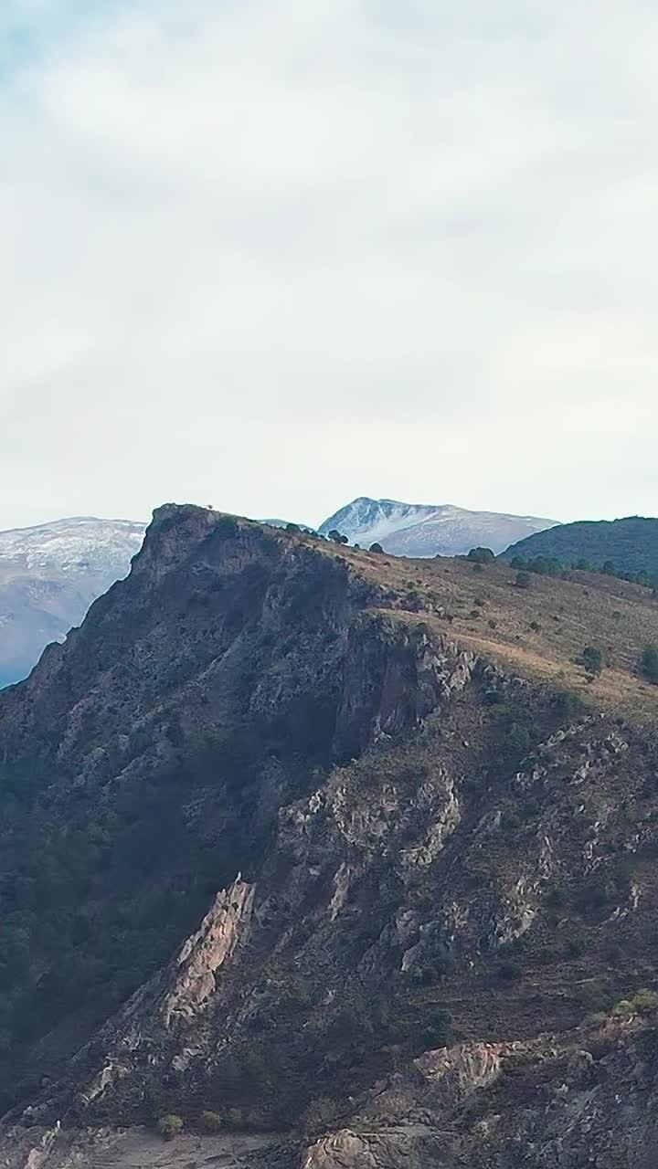 Montañas de Granada con colinas rocosas y cielo despejado a la luz del día