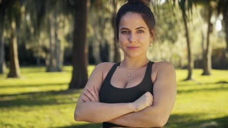 hermosa chica mira a la cámara después de completar el entrenamiento