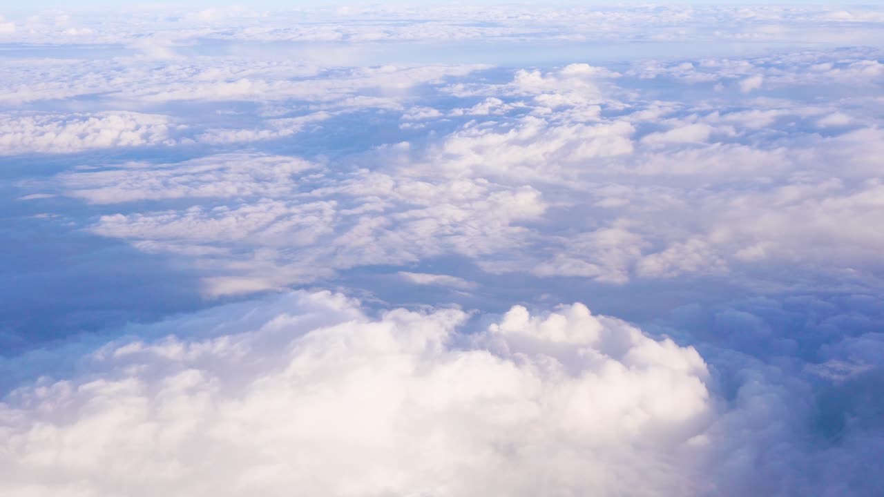 밝고 아름다운 푸른 하늘 풍경 배경, 더 높은 푹신한 움직임 구름 레이어, 놀라운 다채로운 낙원