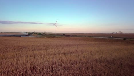 Windmühlenturbinen-Drehen-Sich-Und-Erzeugen-Grünen,-Erneuerbaren,-Sauberen-Energiestrom-Mit-Netto-Null-Treibhausgas-CO2-Fußabdruckemissionen,-Um-Den-Klimawandel-In-Weizenfeldern-Von-Nebraska-Zu-Reduzieren-Stockvideo-#2