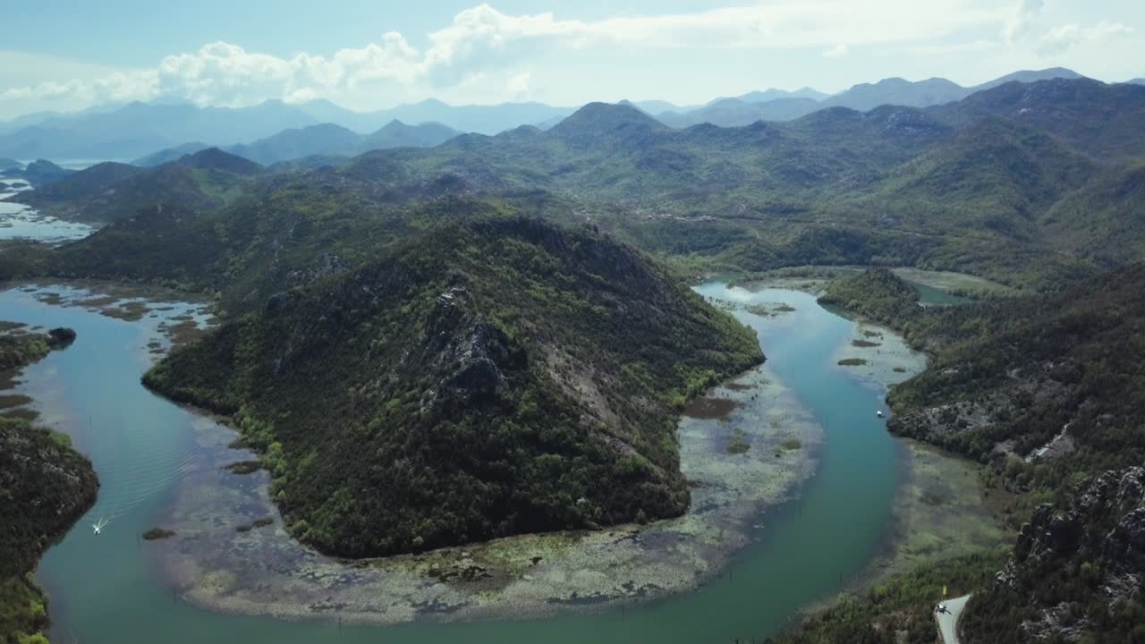imágenes aéreas de la hermosa naturaleza de montenegro volando sobre el tranquilo lago shkoder