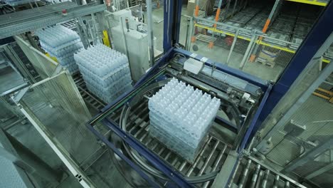 Modern strapping and transporting machine for packaging line at beverage plant