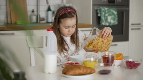 una niña tomando el desayuno
