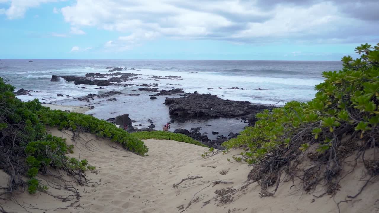 kaena point es la punta más al noroeste de la isla hawaiana de oahu a lo largo de una ruta de senderismo con hermosas vistas del paisaje del océano pacífico