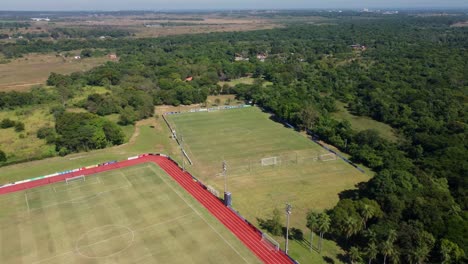 Luftaufnahme-Von-Schönen-Fußballfeldern,-Rasenfeldern,-Fußballplätzen-An-Einem-Sonnigen-Tag