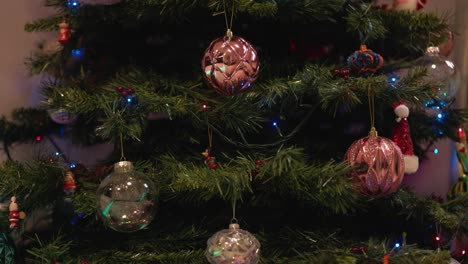 Toma-Estática-De-Chucherías-Y-Adornos-Colgados-De-Un-árbol-De-Navidad.