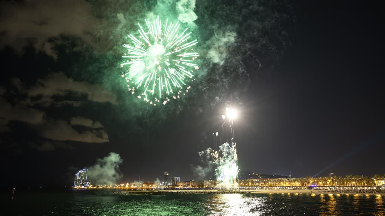 espectáculo de fuegos artificiales por la noche